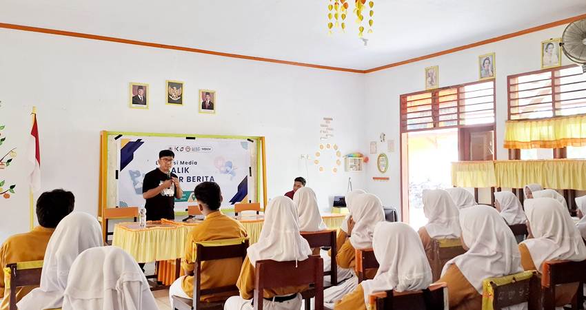 Siswa saat mengikuti sosialisasi bertema “Literasi Media di Balik Layar Media” di SMA Negeri 1 Suwawa pada Kamis (15/5/2025). (F. Julianti/Magang Gorontalo Post)