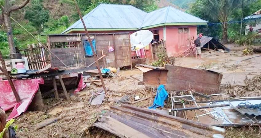 Kondisi rumah warga di Kabupaten Gorontalo yang rusak parah setelah dihantam banjir dan angin puting beliung, Rabu(21/5).
