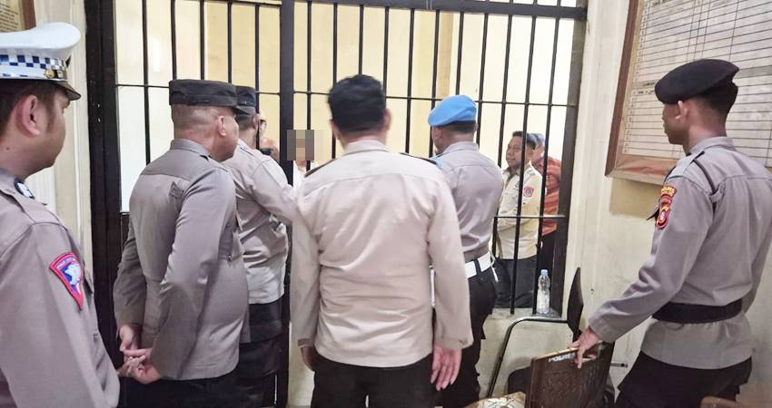 Petugas Polres Gorut saat mengamankan para tersangka dugaan kasus money politik saat pelaksanaan pemungutan suara ulang (PSU), Jumat (16/5/).