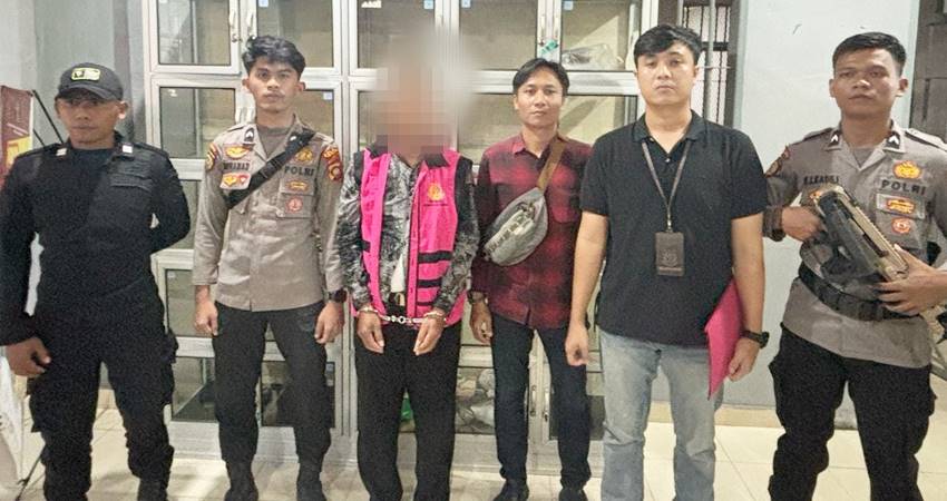 Kades Bunsel, SMB mengenakan rompi tahanan kejaksaan usai ditahan Kejari Pohuwato baru-baru ini. (Foto: Humas Kejari Pohuwato)