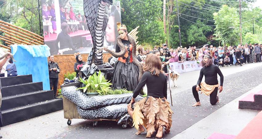 Penampilan Komunitas Pecinta Hewan Gorontalo dalam parade Gorontalo Karnaval Karawo (GKK) tahun 2024, yang berlangsung di GOR Nani Wartabone, Kota Gorontalo, Ahad (23/6/2024). (Foto – Fadil /d0k-Diskominfotik)