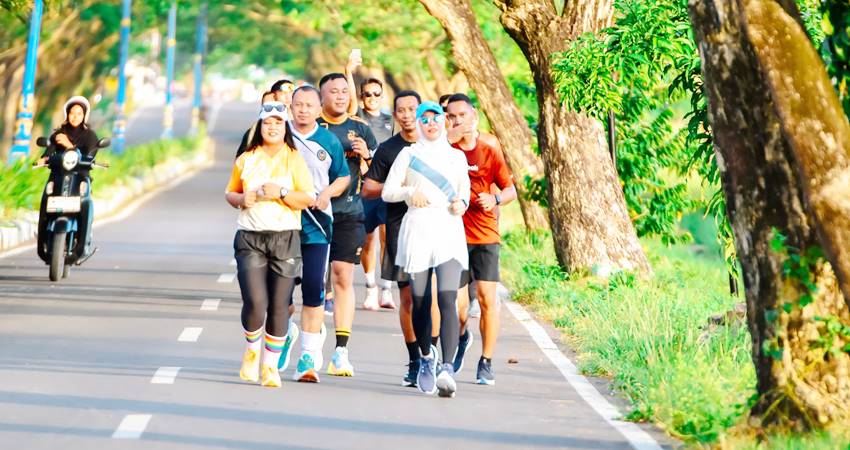 Sehat, beberapa pelari yang tergabung dalam komunitas Ex-Kumham Runners saat lari di jalan By Pass Bone Bolango, Sabtu (24/5/2025). (F. Istimewa)