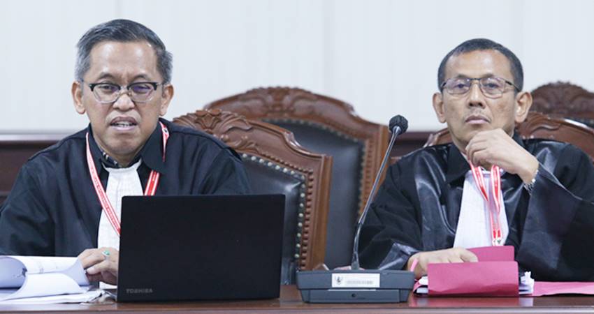 Heru Widodo (kiri) selaku Kuasa Hukum Pemohon saat memberikan keterangan pada sidang Pemeriksaan Pendahuluan Perkara Nomor 320/PHPU.BUP-XXIII/2025 Perselisihan Hasil Pemilihan Umum Bupati KABUPATEN GORONTALO UTARA Tahun 2024, Pada Kamis (15/5) di Ruang Sidang Panel 3 MK. (Foto : Bayu / humas-mkri)