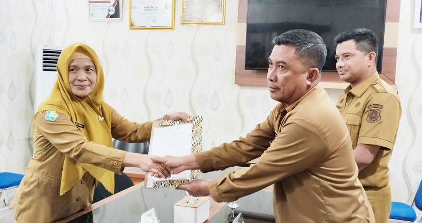 Asisten lll Pemkab Gorontalo, Haris S Tome menyerahlan SK Plh Direktur RS MM Dunda Limboto kepada Ulfa Domili. (F:Deice/Gorontalo Post)