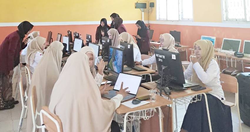 Mahasiswa Bastrasia FSB UNG saat memberikan pelatihan pemanfaatan media digital dalam pembelajaran di SMPN 11 Gorontalo, Rabu (14/05/2025). (F. Istimewa)