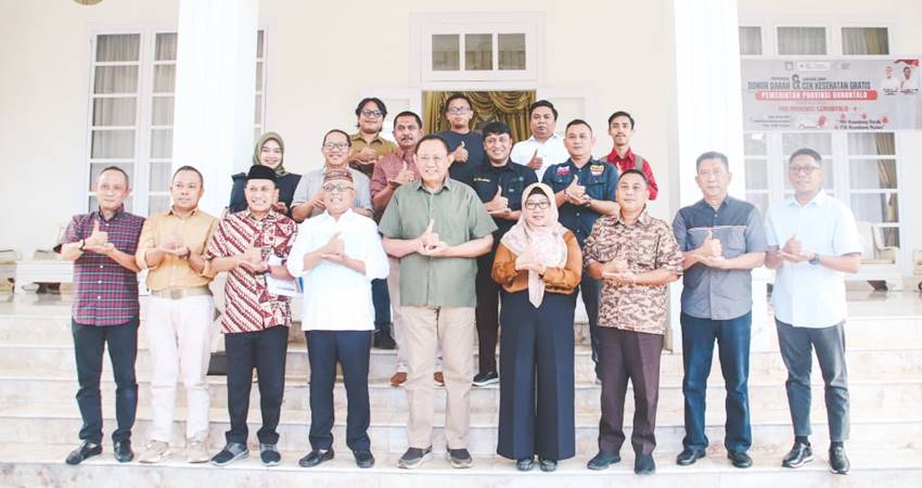 PERAN SAKA - Gubernur Gorontalo Gusnar Ismail bersama Ketua Kwarda Pramuka Sofyan Puhi dan jajarannya foto bersama usai pertemuan di rumah dinas Gubernur Gorontalo, Sabtu (3/5). (foto : dok / kwarda)