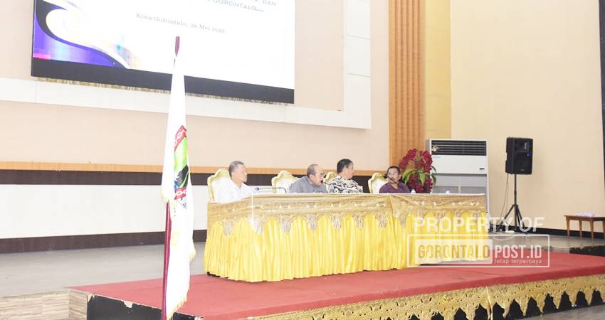 Wali Kota Gorontalo, Adhan Dambea didampingi para asisten pada kegiatan pembinaan ASN dan TPKD di lingkungan Dinas Kesehatan, Dinas PUPR dan Dishub, Senin (26/5/2025) malam di BLY. (Foto: Rendi Wardani Fathan/Gorontalo Post)