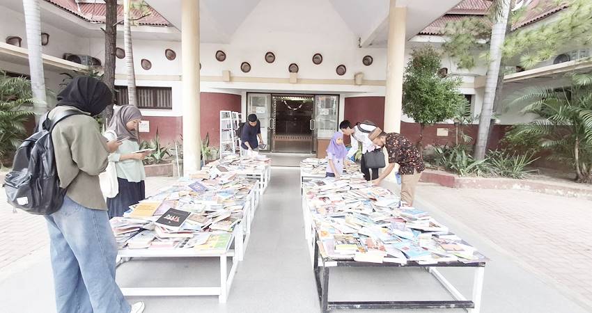 Ratusan buku yang dipamerkan Gramedia di Dinas Kearsipan dan Perpustakaan Kota Gorontalo, Rabu (14/5/2025). (F. Novi/Magang Gorontalo Post)