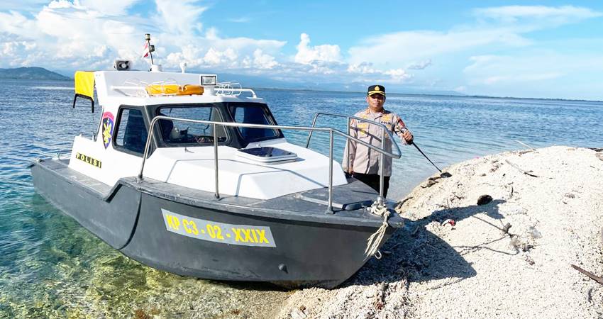 Kapolres Pohuwato, AKBP H. Busroni,S.I.K,M.H melakukan pengecekan serta pengawasan di pulau tak berpenghuni yang ada di Pohuwato, dengan mengendarai kapal KP-C3-02-XXIX.