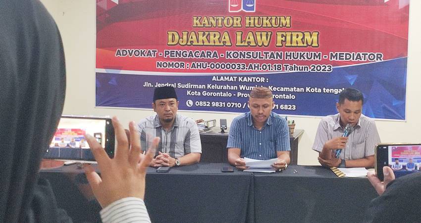 Kuasa Hukum HH, saat memperlihatkan surat permohonan SP3 yang ditunjukkan ke Polda Gorontalo, kepada awak media, Ahad (18/5/2025) (Foto : . Natha/Gorontalo Post)