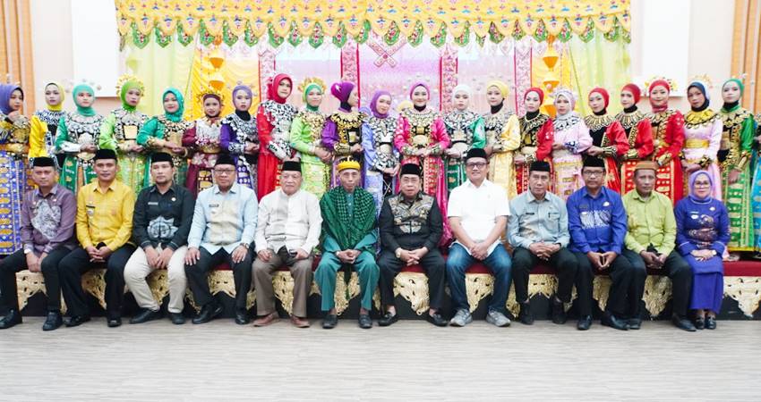 Wali Kota Gorontalo, Adhan Dambea didampingi Ketua DPRD Kota Gorontalo, Irwan Hunawa dan sembilan camat di Kota Gorontalo tengah pose bersama para siswi SD dan SMP yang mengikuti pembeatan masal, Kamis (21/5/2025). (Foto: Prokopim)