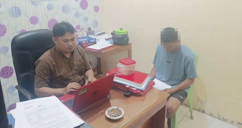 Pelaku penikaman terhadap istrinya sendiri, saat diperiksa oleh penyidik Reskrim.