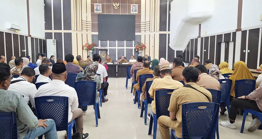 Rapat koordinasi untuk menindaklanjuti surat edaran Wali Kota, tentang pembangunan perumahan tipe 36, di Aula Rumah Dinas (Rudis) Wali Kota, Selasa (20/5/2025). (F. Novi/Magang Gorontalo Post)