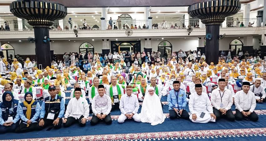 FOSE. Bupati Gorontalo Sofyan Puhi didampingi ketua TP PKK Maryam Puhi Pago foto bersama dengan seluruh jamaah calon haji