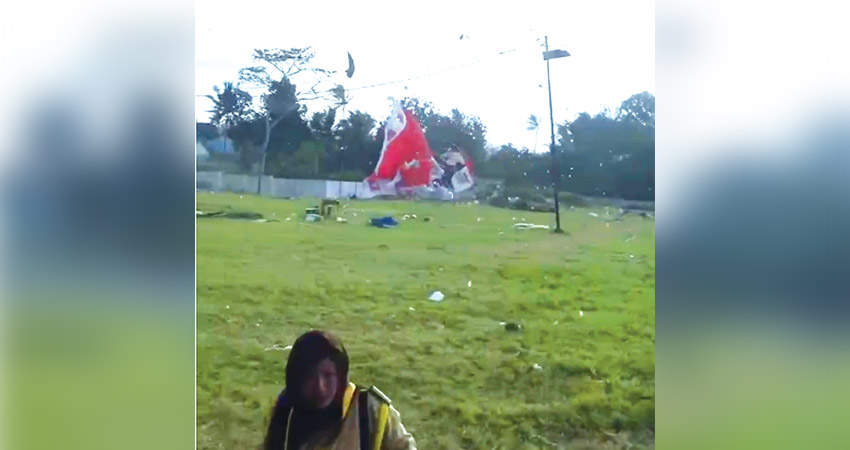 Tenda peserta Perkemahan Pramuka Widya Budaya Bhakti di kompleks BPMP Gorontalo, Pantadio, beterbangan saat diterjang angin puting beliung, Senin (5/5) sore.