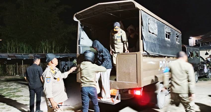 Salah satu warga yang diamankan Satpol PP Kota Gorontalo saat menggelar razia kos-kosan. (Foto: Kominfo)
