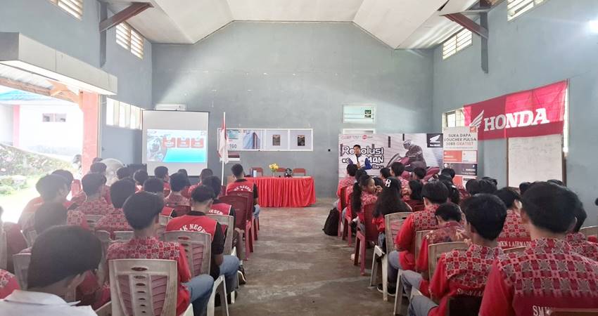 #Cari_Aman - Pelaksanaan edukasi keselamatan berlalu lintas yang digelar PT Daya Adicipta Wisesa, di SMK Negeri 1 Airmadidi, Sulawesi Utara, Kamis (15/5). (foto : dok / daw)