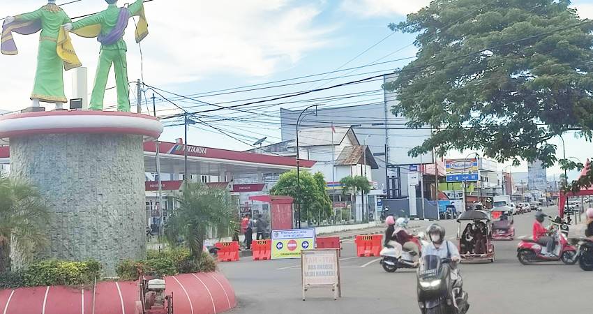 Suasana Jalan Panjaitan tepatnya di Bundaran Hulondalo Indah Kota Gorontalo yang saat ini diberlakukan satu arah, Kamis (1/5/2025) (F. Natha/Gorontalo Post)