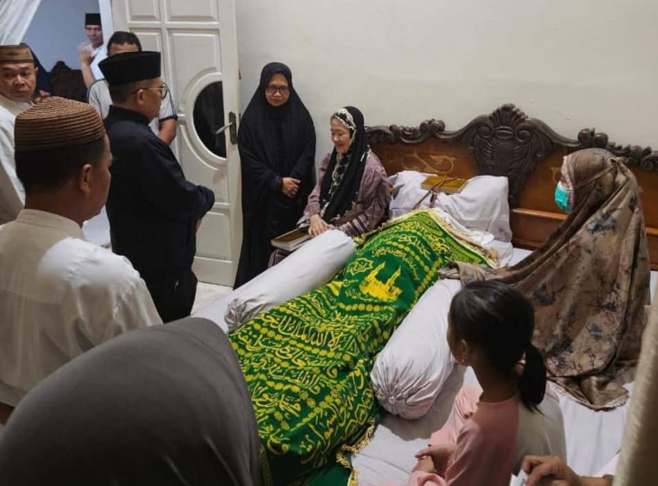 Sejumlah tokoh Gorontalo melayat Alm Prof Rustam Akili di kediamanya di Limboto, Kamis (1/5) pagi. (Foto : istimewa)