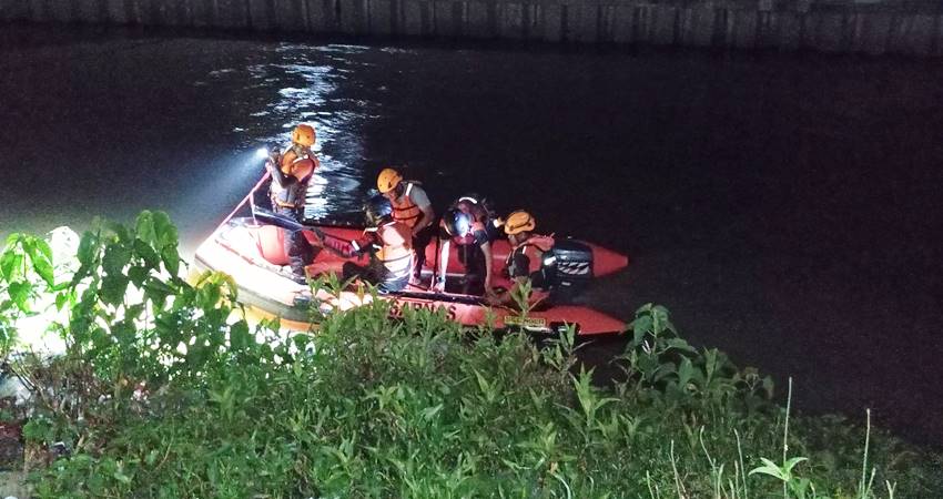 Proses pencarian terhadap Fauzan korban yang hilang saat mandi di sungai Bulango tepatanya di Kawasan Kelurahan Siendeng Kota Gorontalo, Sabtu sore (17/5/2025).
