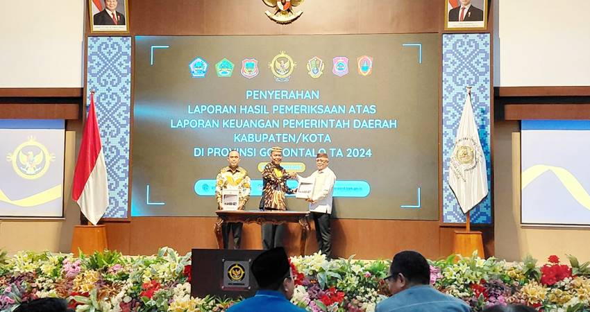 TEEIMA. Bupati Gorontalo Sofyan Puhi saat menerima penghargaan WTP untuk ke 15 kalinya