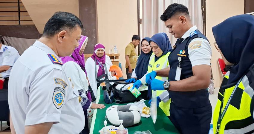 Kepala Kantor UPBU Djalaluddin Gorontalo Joko Harjani memantau langsung proses pemeriksaan keamanan penerbangan di Mess Haji Gorontalo oleh Petugas Avsec Djalaluddin untuk memastikan seluruh barang bawaan CJH aman dan sesuai ketentuan penerbangan internasional. (Istimewa)