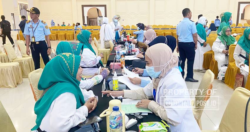 JCH Kota Gorontalo yang masuk dalam kloter 28 saat melakukan pemeriksaan kesehatan di Aula Asrama Haji, Senin (19/5/2025) (F. Diyanti/Gorontalo Post)