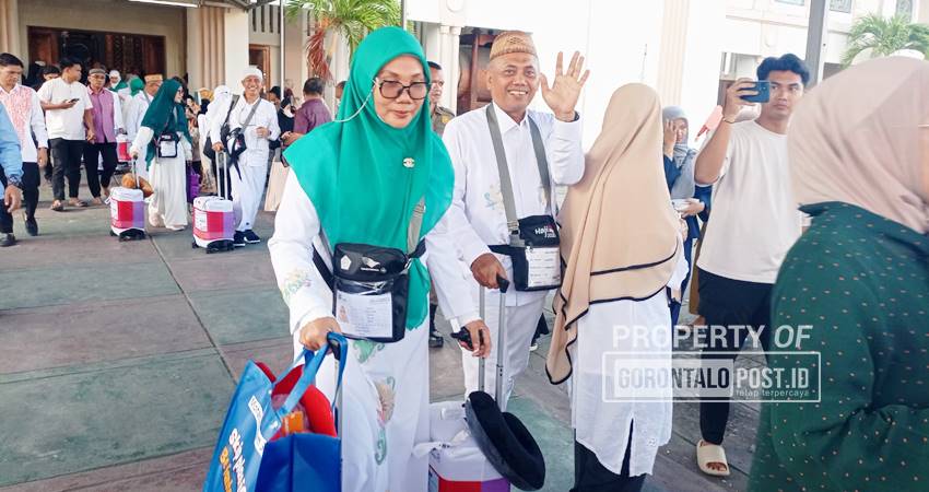 KE TANAH SUCI - Direktur utama Gorontalo Post, Mohamad Sirham bersama isteri yang tergabung dalam Kloter 32 asal Kota Gorontalo, saat meninggalkan Masjid Agung Baiturrahim, menuju Asrama Haji EHA Gorontalo, Kamis (22/5). (foto : jalal / gorontalo post)