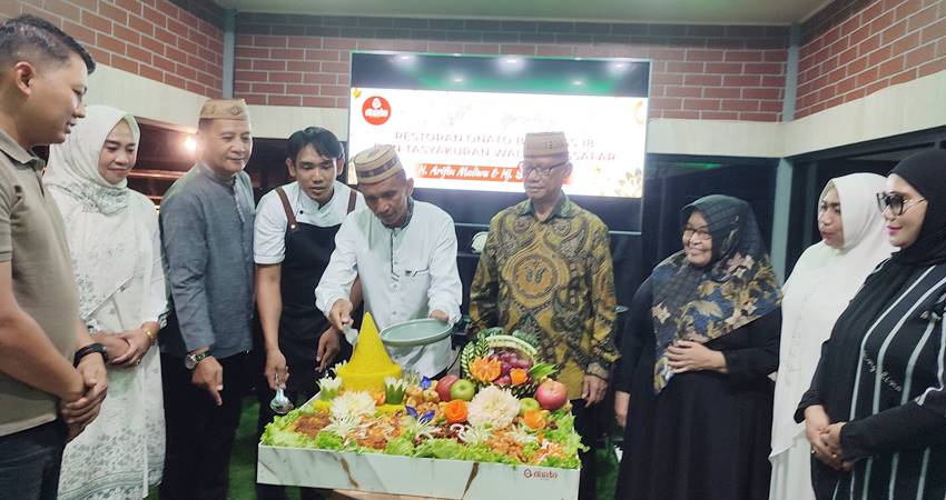 : SOFT OPENING Pemotongan tumpeng bersama Bupati Bone Bolango Ismet Mile bersama pemilik resto Onato Arifin Maliwu, Kapolres Bone Bolango AKBP Supriatoro dan Tokoh masyarakat.Rabu(21/5).(Foto: Natha/Gorontalo Post)