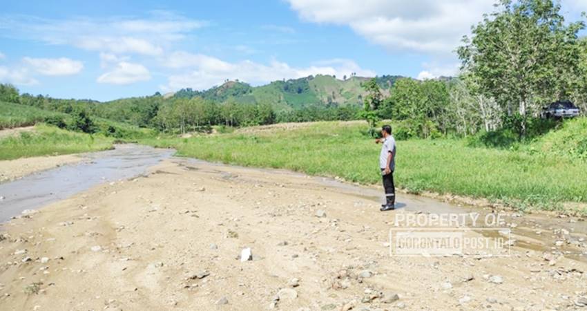 Salah satu embung yang ad di Desa Mekar Jaya Kecamatan Wonosari Kabupaten Boalemo yang sudah tertutup material tanah akibat erosi di Kawasan huan gundul, Sabtu (3/5/2025). (Foto: Roy/Gorontalo Post)