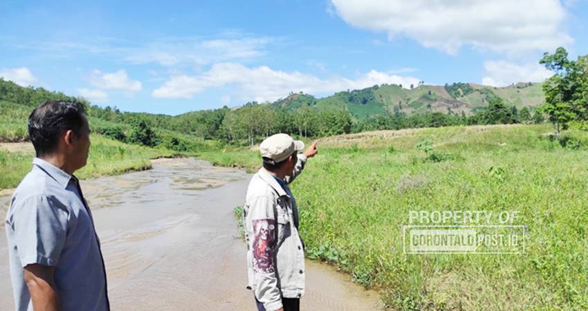 Embung yang sudah jadi rata tanah akbita tertutup sedimen erosi yang di bagian hulu tampak jelas terdapat gunung yang sudah gundul disebabkan pembalakan liar dan alih fungsi lahan untuk menanam jagung.