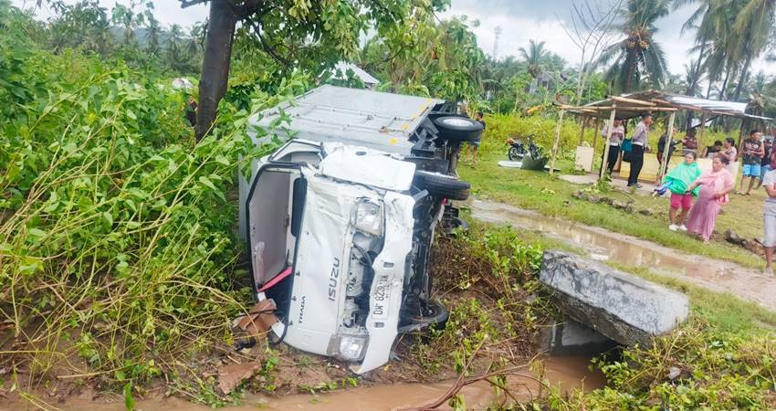 Sebuah mobil terbalik saat bencana angin puting beliung menerjang, dan rumah warga rusak. (foto : istimewa)