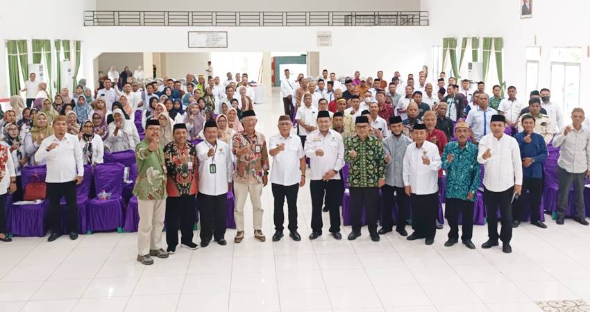 BUKA. Bupati Gorontalo Sofyan Puhi saat foto bersama dengan peserta rapat koordinasi