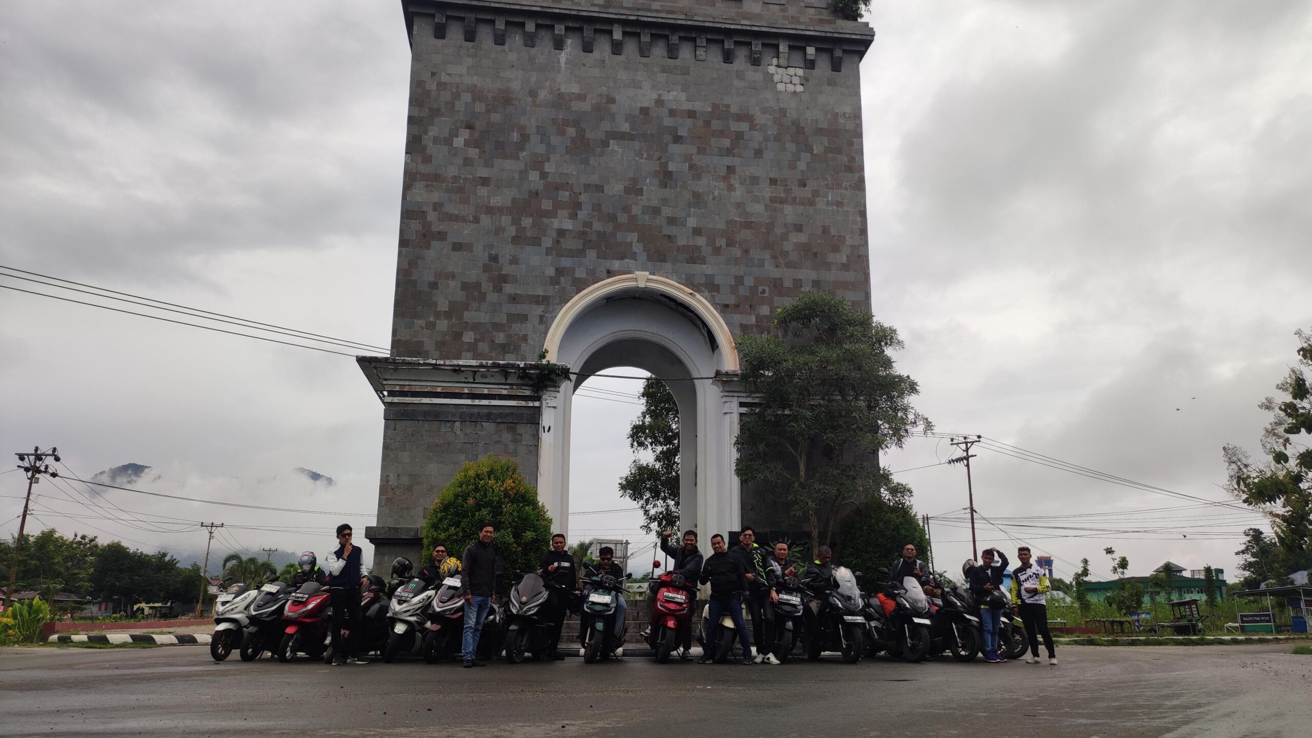 Para peserta DAW Touring & Gathering bertajuk Touring Gathering Exposure & Riding Experience Matik Besar Honda foto bersama di Center Poin Bone Bolango, Rabu (21/5). (Foto : dok/ honda daw)