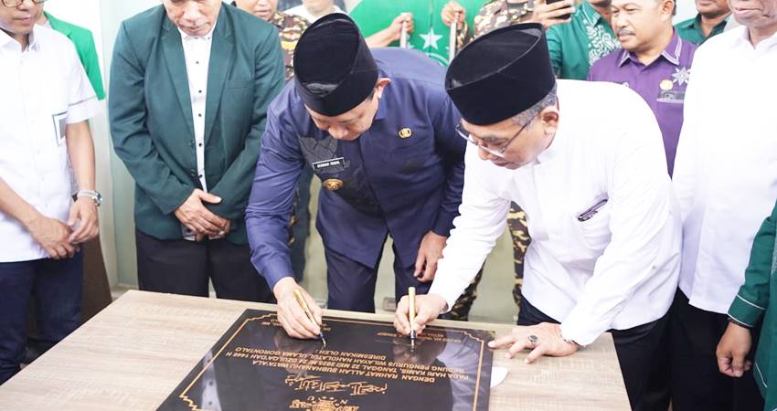 SINERGI - Gubernur Gusnar Ismail bersama Ketua umum PBNU KH.Yahya Cholil Staquf menandatangani prasesti persemian kantor PWNU Gorontalo, Kamis (22/5). (foto : bahrain / kominfotik)