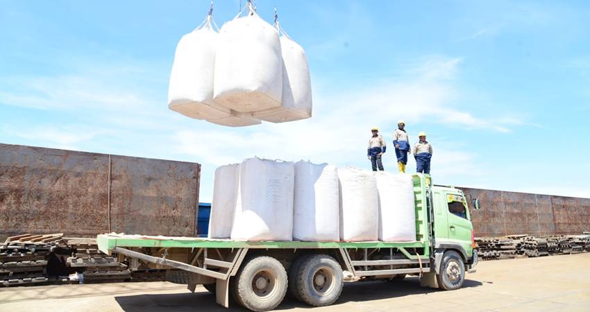 MENUJU JEPANG - Pengangkutan pelet kayu langsung dari Pelabuhan Lalape, Pohuwato, untuk diekspor ke Jepang dan Korea Selatan, Selasa (13/5). (foto : dok / gorontaloprov.go.id)
