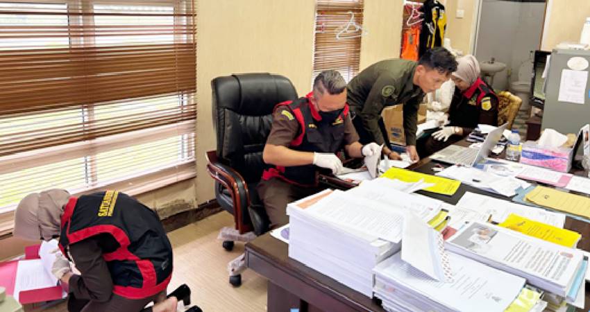 Satuan Khusus Pemberantasan Tindak Pidana Korupsi Kejari Gorontalo Utara geledah kantor Dinas PUPR Gorut terkait dugaan Tindak Pidana Korupsi Pembangunan Masjid Blok Plan Kabupaten Gorontalo Utara TA. 2022.