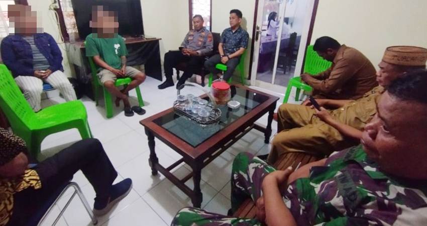 Penghuni rumah (wajah blur) yang dimintai klarifikasi terkait aktivitas judi bola giling yang dilaporkan warga yang resah.