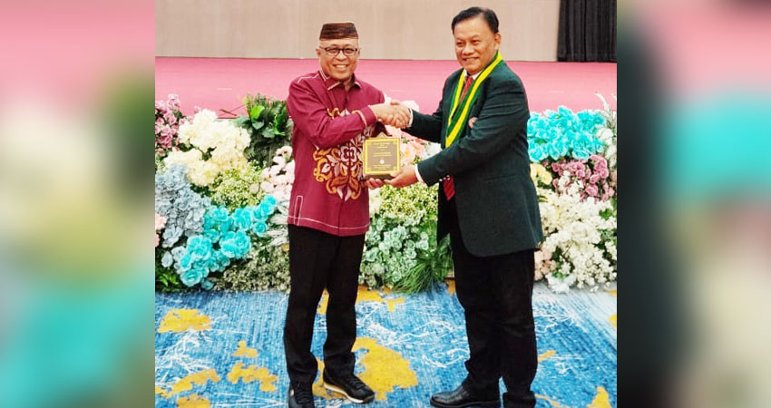 PLAKAT. Bupati Gorontalo Sofyan Puhi saat menerima plakat dari Ketua IDI Provinsi Gorontalo dr AR Mohammad SpPD FINASIM.