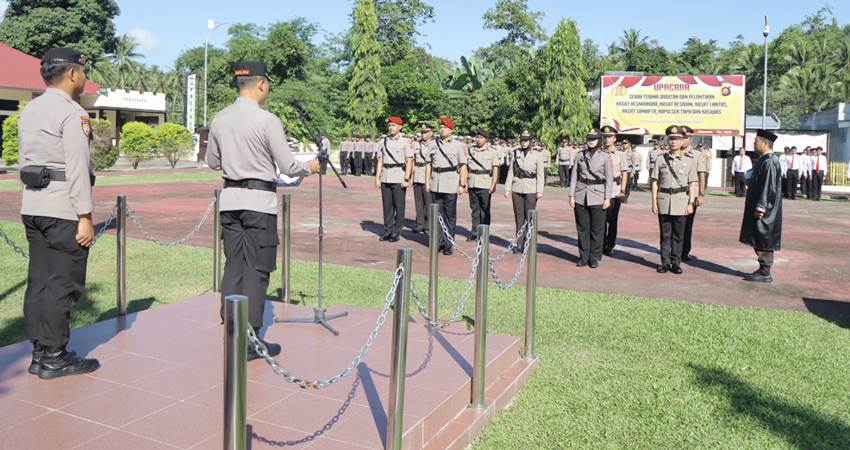 Kapolres Bone Bolango AKBP Supriantoro melaksanakan upacara sertijab empat Kasat satu Kapolsek dan Pelantikan Kasiwas di Polres Bone Bolango, Rabu (7-5-2025).