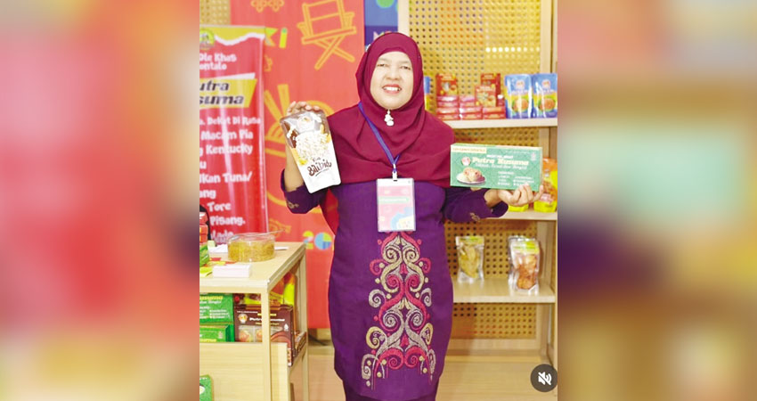 Pelaku UMKM Pia Putra Kusuma, Lilik Sriyani, memperilihatkan produknya. Melalui program UMK Academy Pertamina, Pia Putra Kusuma menjadi UMK naik kelas. (foto : dok / pertamina patraniaga sulawesi)