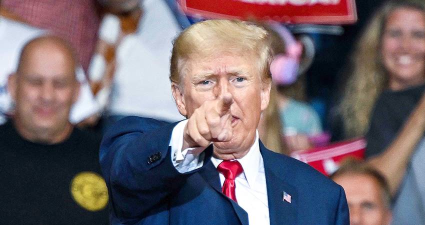 Dalam pernyataan terbarunya, mantan Presiden Amerika Serikat Donald Trump mengisyaratkan bahwa AS bisa saja terlibat dalam konflik antara Iran dan Israel yang kian memanas.-ED JONES-AFP-