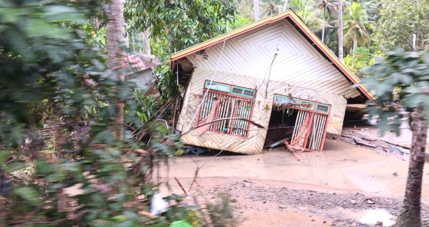 BANJIR Bandang menerjang dua desa di Kecamatan Wanggarasi, Kabupaten Pohuwato, dua warga dilaporkan meninggal dunia.(foto : istimewa)
