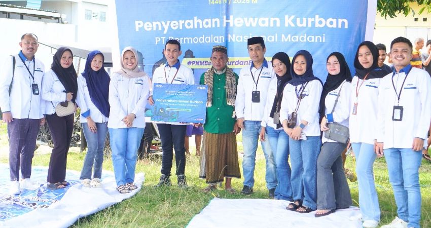 Penyaluran hewan kurban kepada nasabah PNM Mekaar, pengurus masjid, dan warga sekitar, di Desa Telaga Kabupaten Gorontalo, Jum'at (6/6/2025). (F. Dokumentasi PNM)