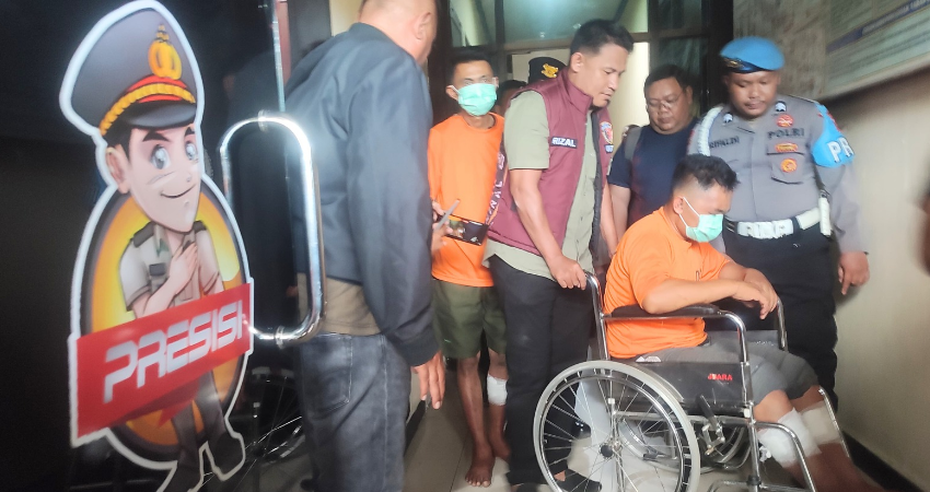 Kedua tersangka specialis pencurian rumah kosong saat di amankan polisi (Foto: Natharahman/GP)