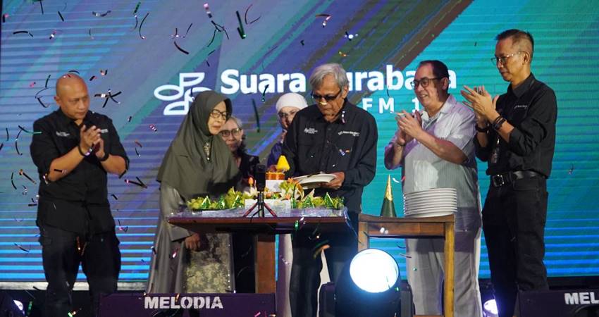 Komisaris Utama Radio SS Ipik Suhartoyo memotong tumpeng untuk diserahkan kepada Ibu Endang Soetojo. istri pendiri SS almarhum Soetojo.--