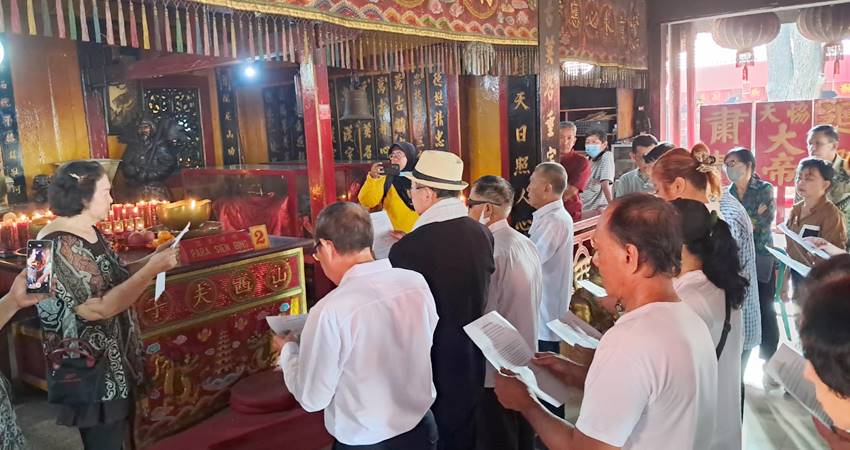 Umat Konghucu saat beribadah di Kelenteng Tuban.--