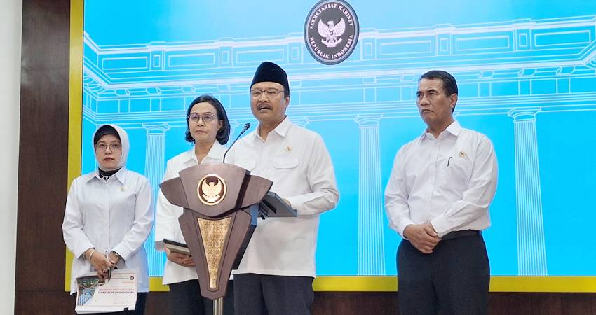 Menteri Sosial Saifullah Yusuf saat memberikan keterangan pers di Kantor Presiden, Senin, (2/6).