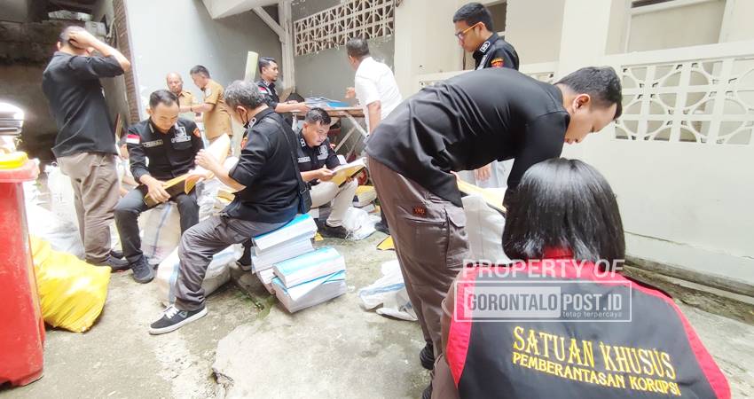 CARI BUKTI - Tim Khusus Kejaksaan Tinggi (Kejati) Gorontalo menggeledah kantor Walikota Gorontalo, Selasa (24/6/2025). (Foto: Natha/Gorontalo Post).
