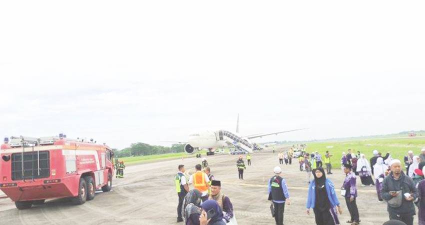 KLOTER 12 JKS - Pesawat Saudia Airlines SV-5276 yang bawa jemaah haji asal Kota Depok mendarat darurat di Bandara Internasional Kualanamu, Deli Serdang, Sumatera Utara pada Selasa (17/6) sekira pukul 10.55 WIB. Pendaratan darurat dilakukan pasca adanya teror bom di pesawat. (foto : istimewa)